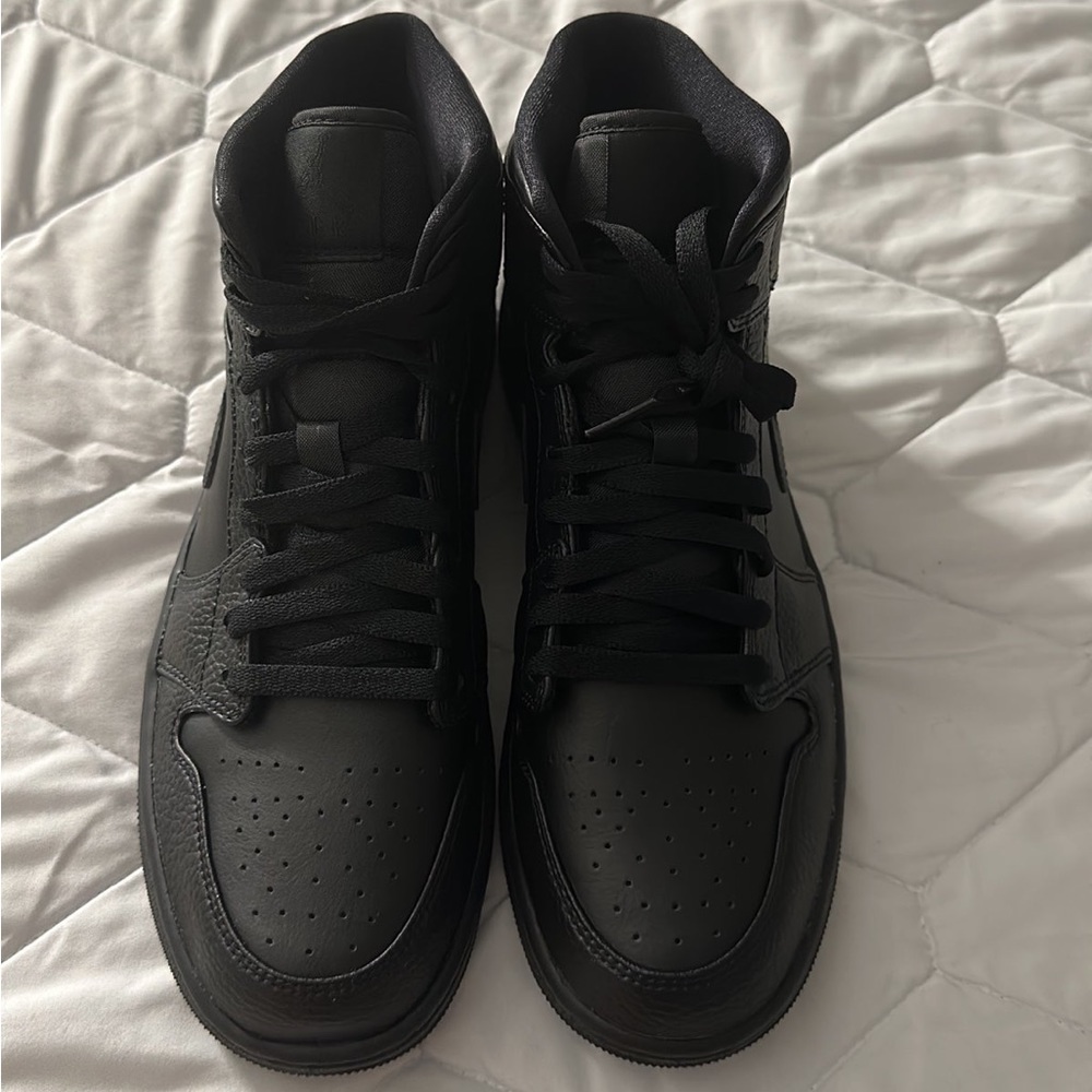 Jordan 1 Mid
Triple Black - Picture 3 of 6